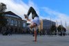 Naomi Karfich, Platz der Alten Synagoge, Freiburg, Breakdancerin, B-Girl, BGirl, Theater Freiburg, Platz, Fahnen