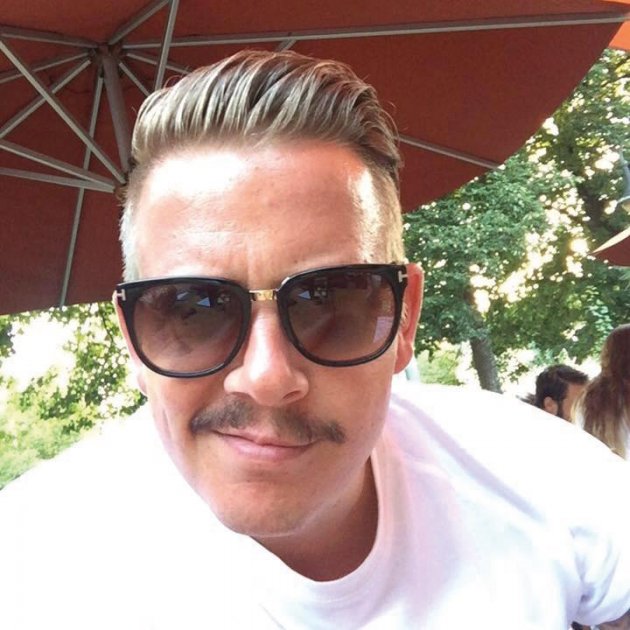 mann, Brille, Bart, Grinsen, Weißes Shirt, Haare, Roter Sonnenschirm, Menschen, Hintergrund