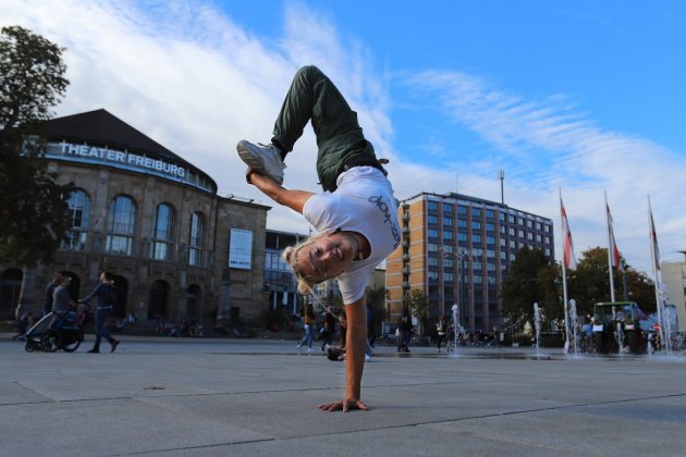 Naomi Karfich, Platz der Alten Synagoge, Freiburg, Breakdancerin, B-Girl, BGirl, Theater Freiburg, Platz, Fahnen